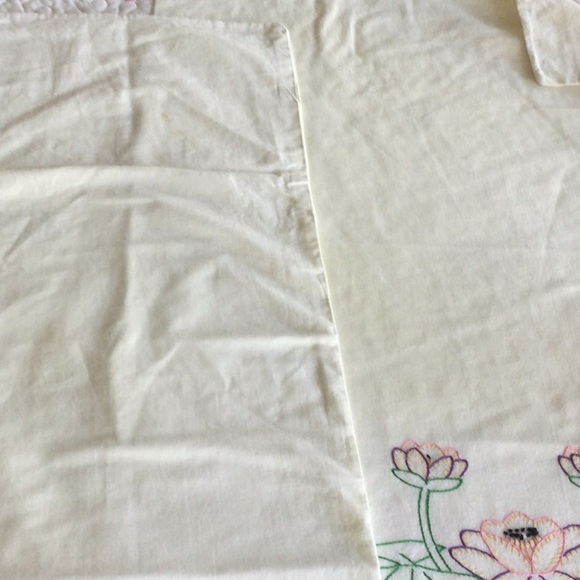 Vintage 1960’s embroidered standard pillow cases with water lily pattern. - Picture 3 of 5